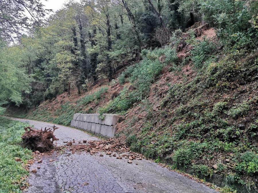 Maltempo, frane a Borgo a Mozzano: chiusa una strada. ll sindaco: «Fiume sotto controllo»