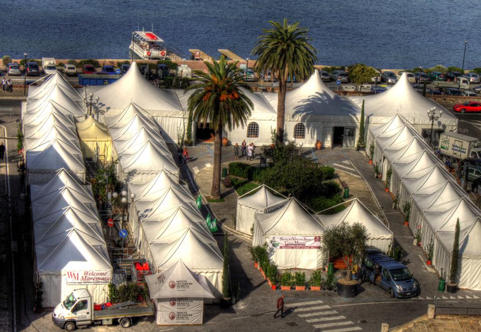 Gli stand di Gustatus affacciati sulla laguna di Orbetello (Grosseto)