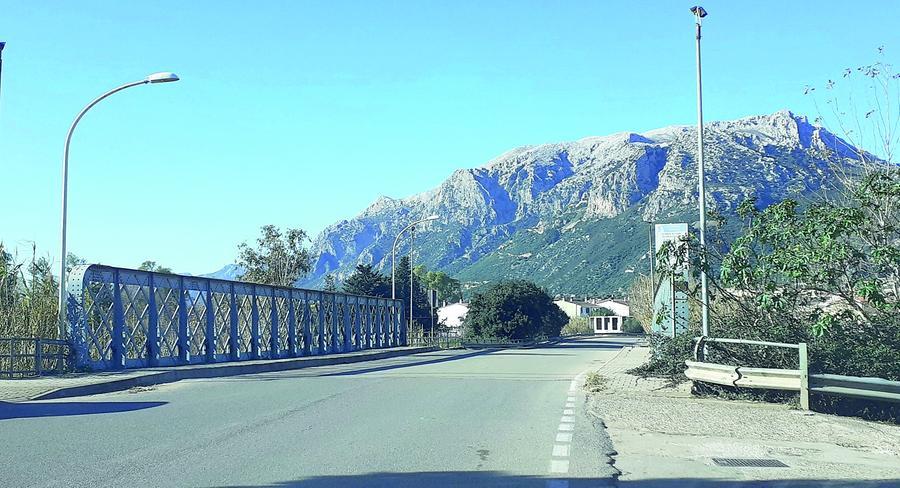 Buttarono l’amico giù dal ponte alla periferia di Siniscola: condanna confermata in appello a Sassari