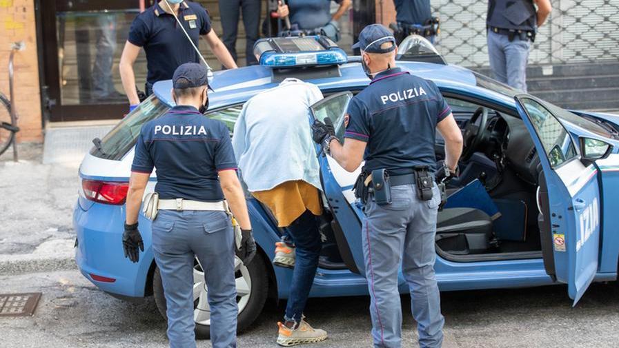 Ferrara, sorpreso con undici chili di droga: arrestato
