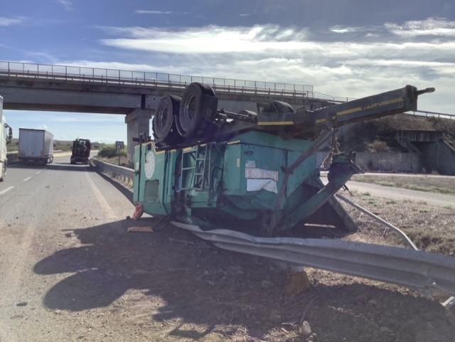 Semirimorchio si sgancia sulla statale 131 all’altezza di Sanluri: carreggiata chiusa in direzione Cagliari