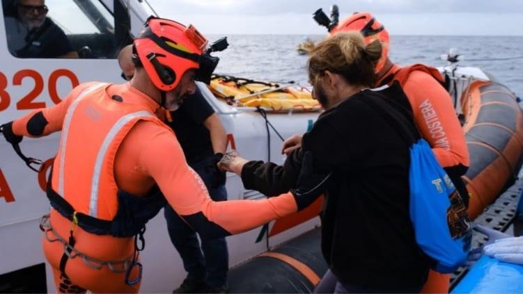 Incendio a bordo di una nave: esercitazione interforze nel mare di Cagliari