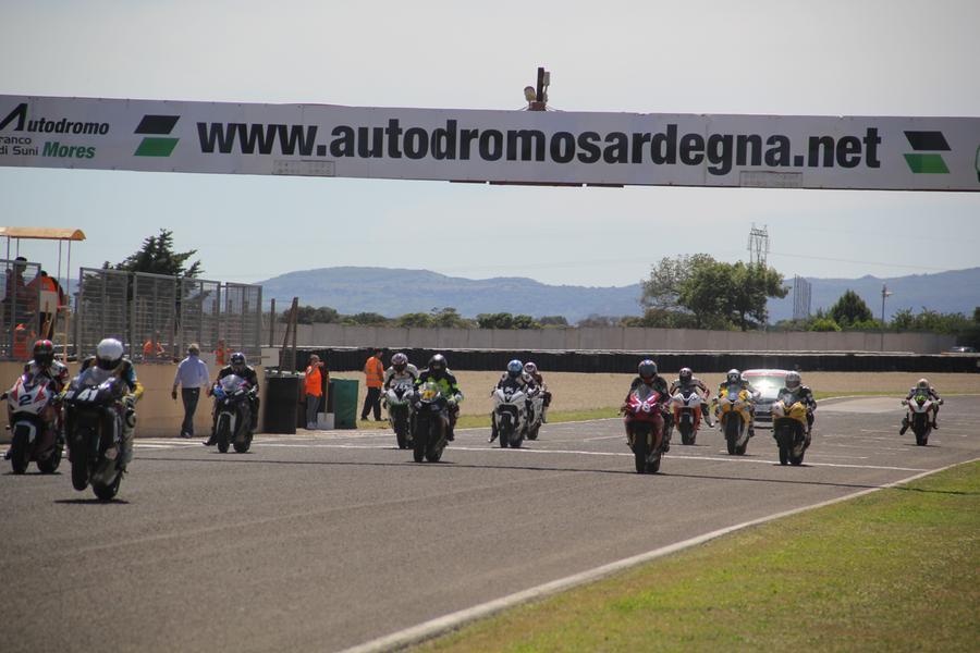 
	Una corsa motociclistica all'autodromo di Mores

