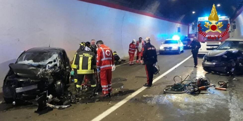 Frontale tra due auto in galleria: una 25enne soccorsa dall’elicottero