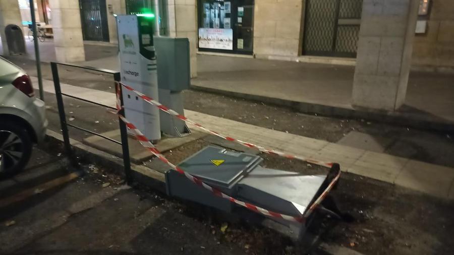 Colonna elettrica presa a calci da balordi in zona stazione