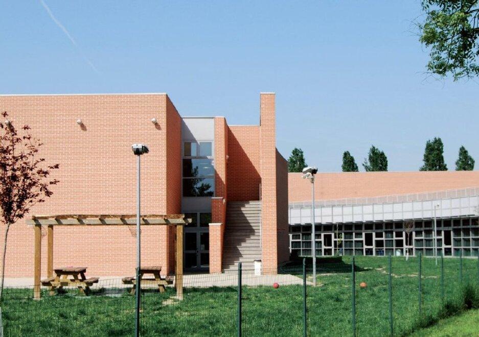 Modena, «c’è un uomo armato fuori da scuola»: arrivano i carabinieri, ma è falso allarme<br>
