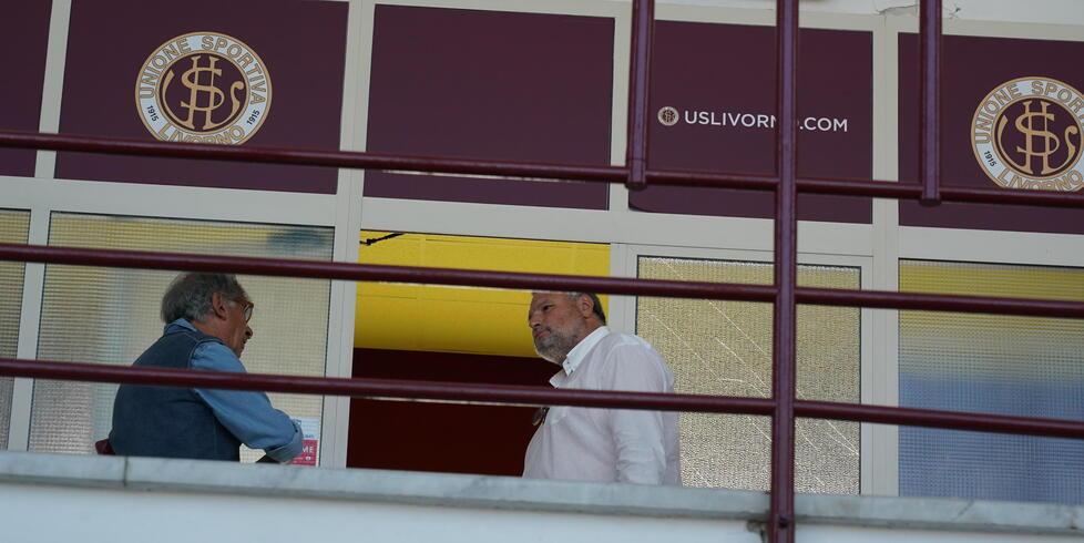 «Offese antisemite su Facebook»: il presidente del Livorno calcio fa denuncia. I messaggi nei gruppi dei tifosi amaranto
