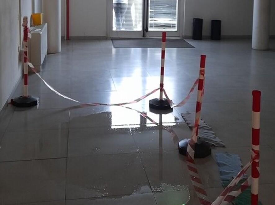 Pontedera, scuola per infermieri tra infiltrazioni, allagamenti muffa e corridoi al buio