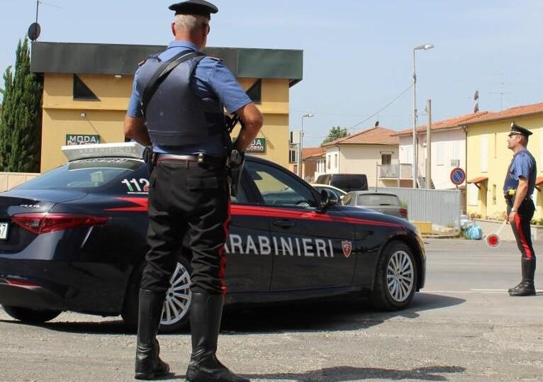 Pontedera, la invita a casa per un pranzo e cerca di violentarla: arrestato dopo una fuga in centro