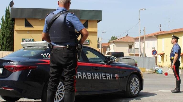 Pontedera, la invita a casa per un pranzo e cerca di violentarla: arrestato dopo una fuga in centro