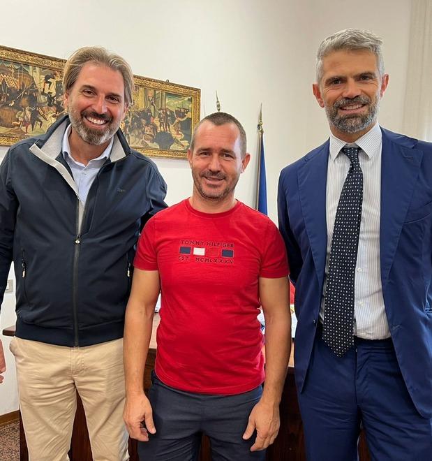 Piombino, muratore sventa una rapina ai danni di un passante in centro