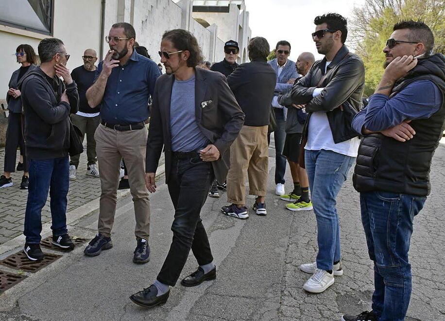 Piombino, l’ultimo saluto a Corrado Ottanelli e l’abbraccio amaranto di Igor Protti