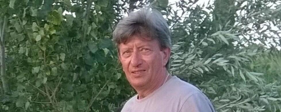 Empoli, l’ultimo saluto a Romano morto per un colpo di carabina. Ha chiesto di essere seppellito con il giacchetto della caccia