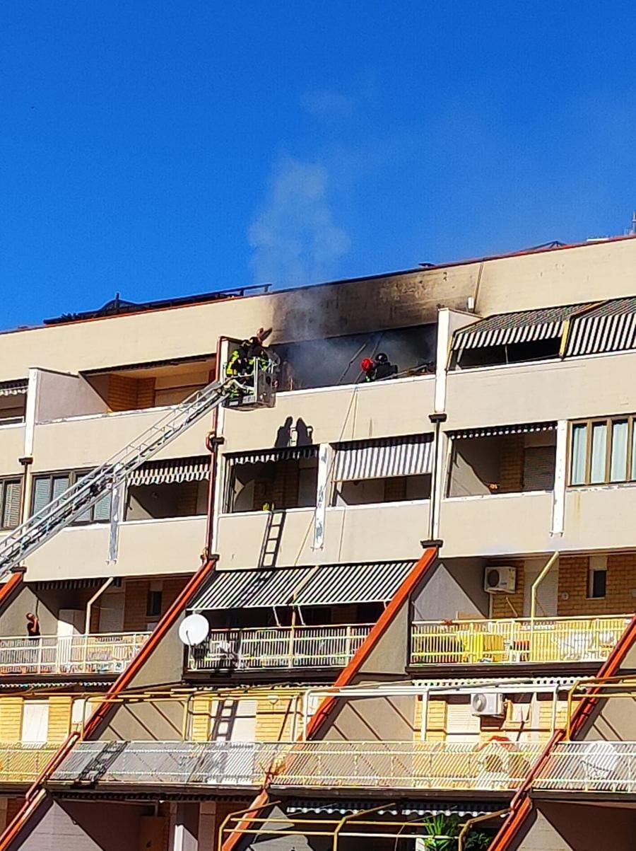 Follonica, appartamento in fiamme