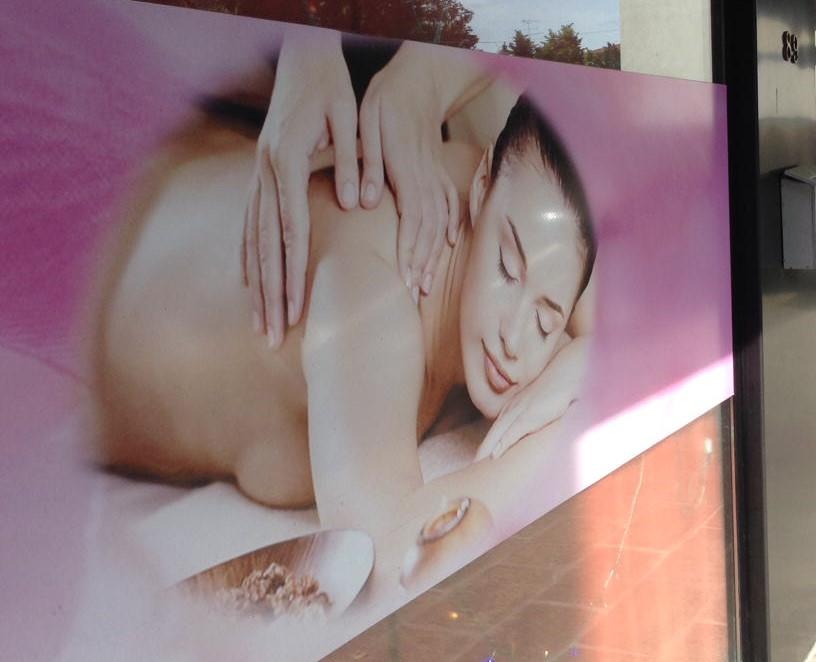 Ferrara. Atti osceni mentre spia le ragazze di un centro massaggi: denunciato