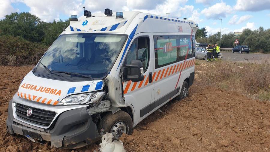 L'ambulanza coinvolta nell'incidente di Ottava <em>(foto Ivan Nuvoli)</em>