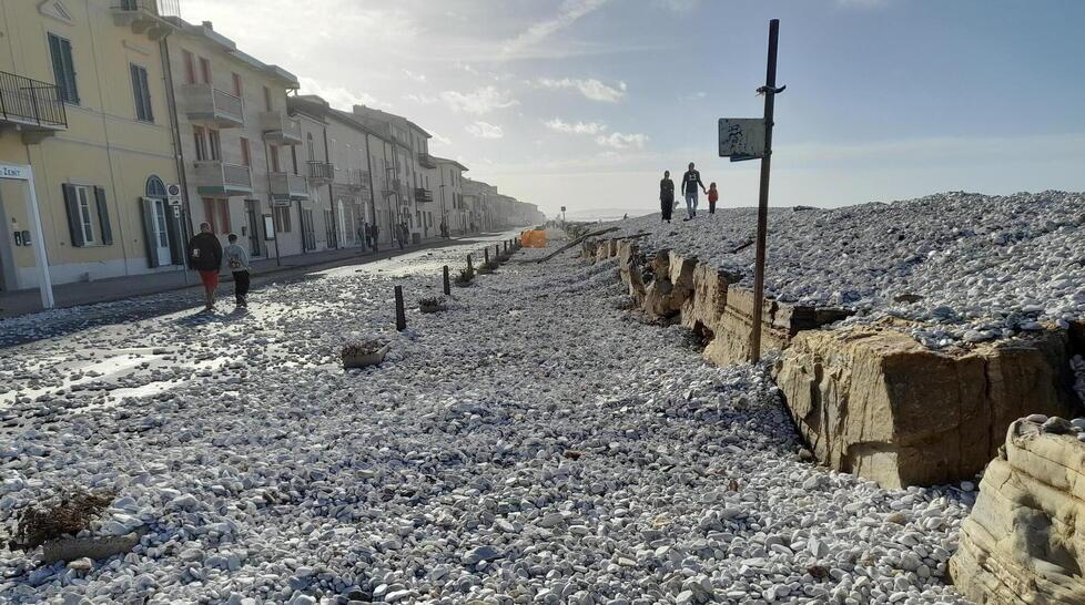 Pisa, Marina e le mareggiate devastanti: contro i “sassini” la soluzione costa almeno 15 milioni ma è ferma da anni