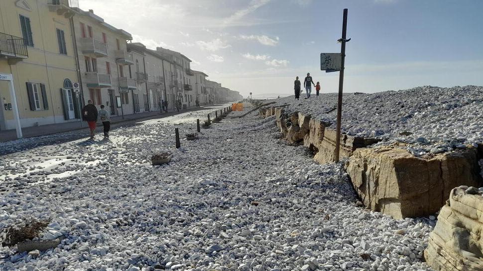 Pisa, Marina e le mareggiate devastanti: contro i “sassini” la soluzione costa almeno 15 milioni ma è ferma da anni