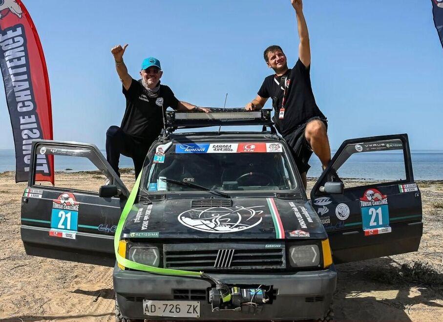 Sassuolo, genero e suocero in Panda attraverso le dune del Sahara<br>
