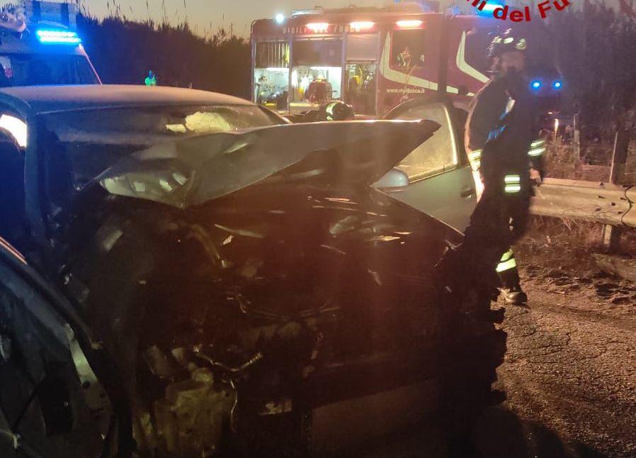 Morto un giovane nell’auto finita fuori strada a Tortolì, feriti altri tre ragazzi: l’incidente all’alba