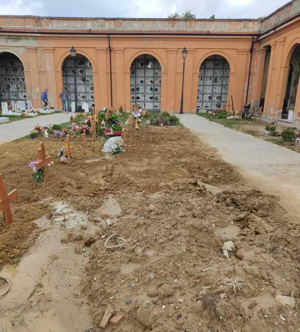 Le tombe che erano state sommerse dall’acqua