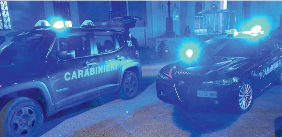 Ferrara, regolamento di conti: accoltellato davanti a moglie e figlia