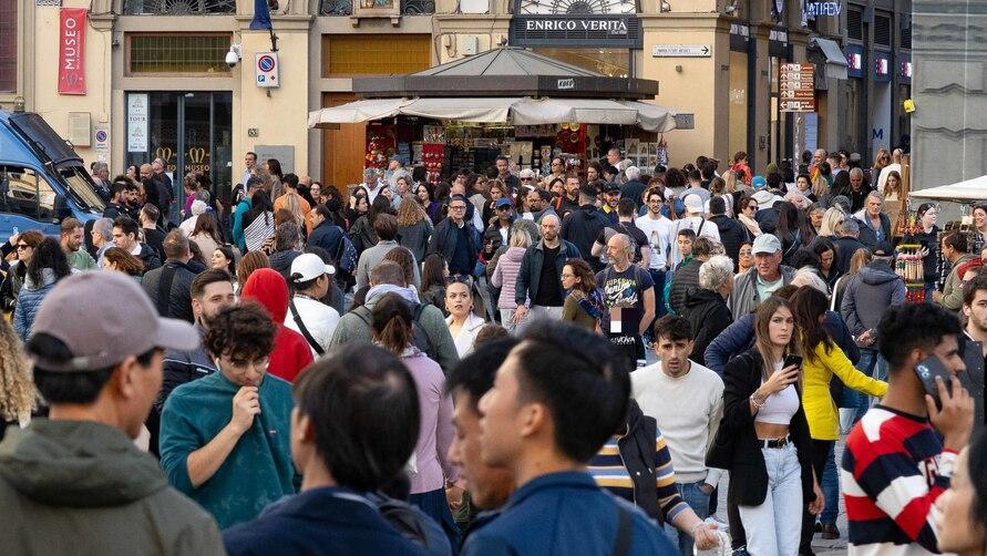 Folla di turisti tra piazza Duomo e via Calzaiuoli