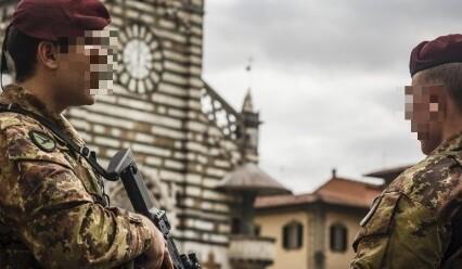 Una foto d’archivio di militari impegnati nell’operazione “Strade sicure” nel 2018 a Prato