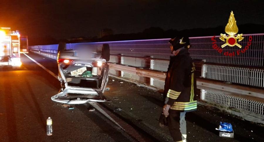 Si ribalta in auto sull’autostrada poco dopo il casello di Stagno
