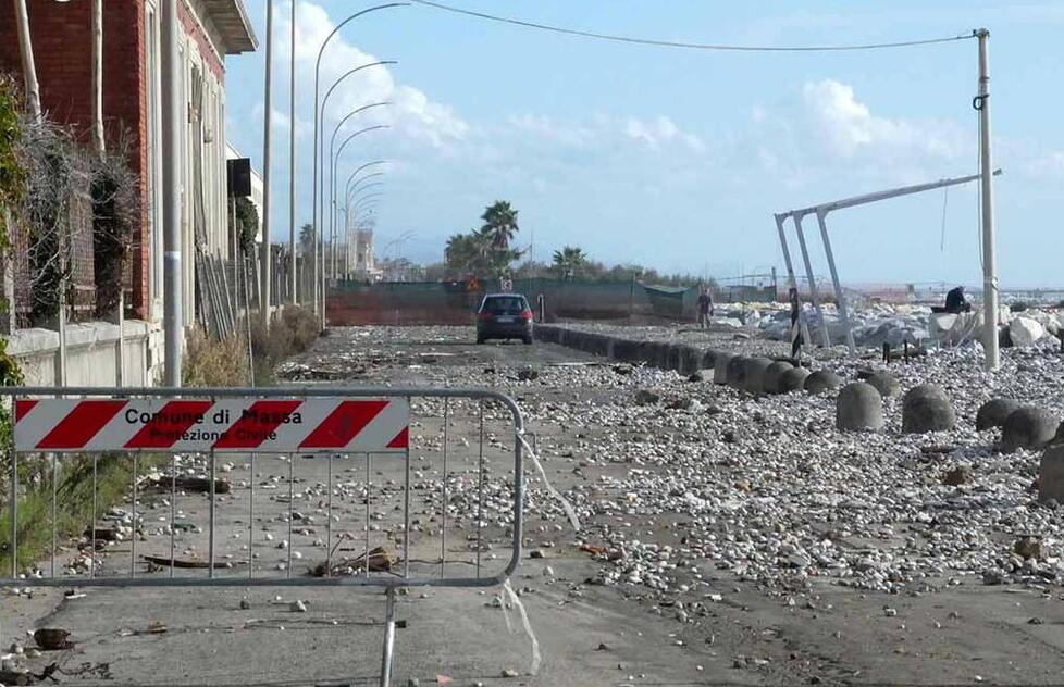 Mareggiata a Marina di Massa: come uno tsunami. Il mare in strada, divelte cabine