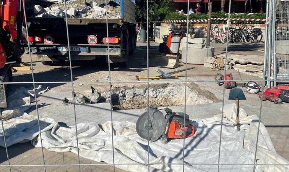 Una parte del cantiere aperto nella Piazzetta di Castiglioncello