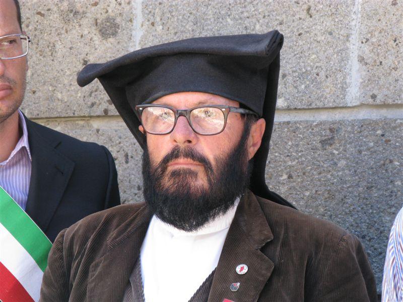 giovanni zampa marras - omaggio alla tomba di Antonio Simon Mossa foto Ivan Nuvoli