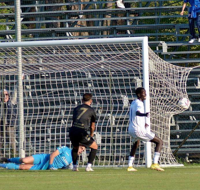 Si insacca il gol dell’1-0. La firma è di Marcheggiani, fuori quadro (foto Giancarlo Grossi)