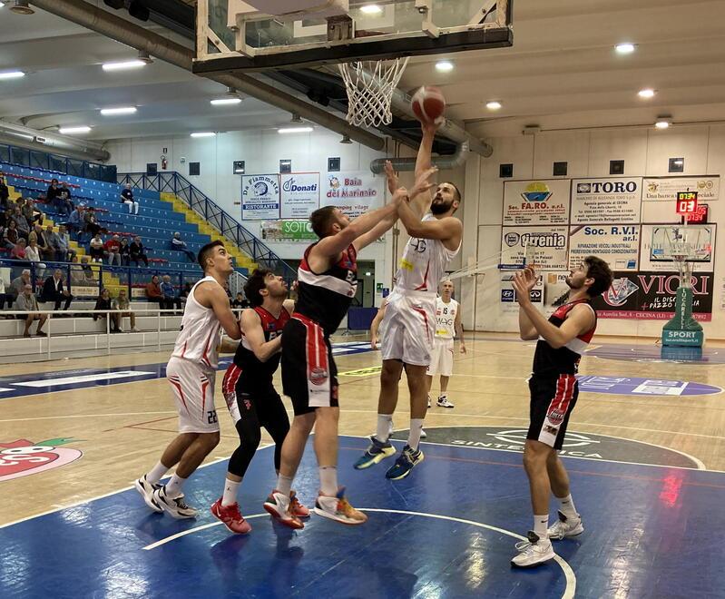 Nella foto, Bogdan Milojević a canestro in mezzo agli avversari del Basketball Club Lucca nel match di ieri sera: nel finale sono saltati i nervi in campo e su entrambi i fronti non sono mancate espulsioni (foto Michele Falorni/Silvi)