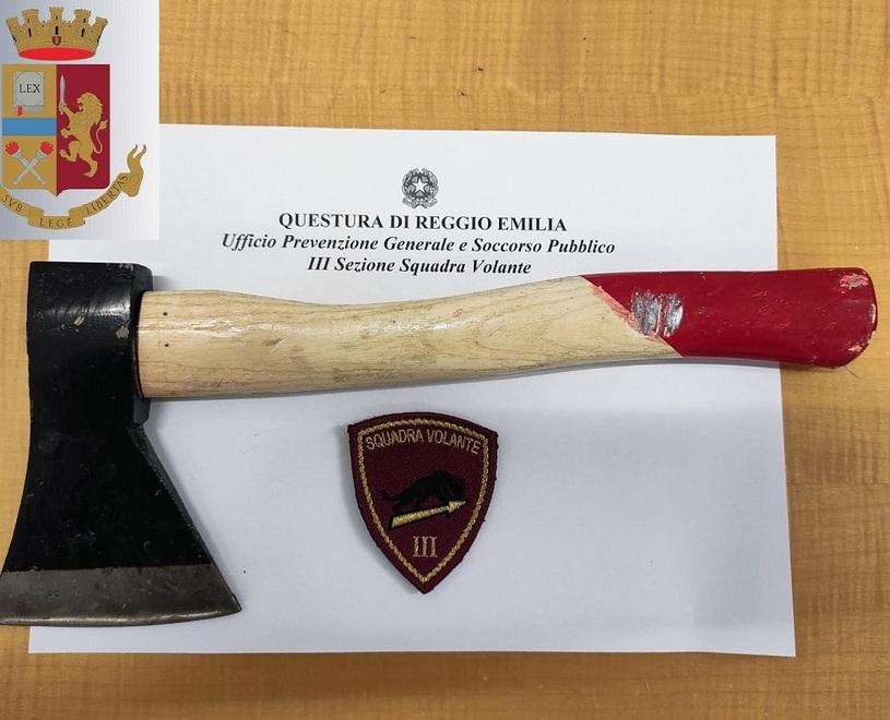 Con l’accetta in questura, denunciato un 31enne<br type="_moz" />
