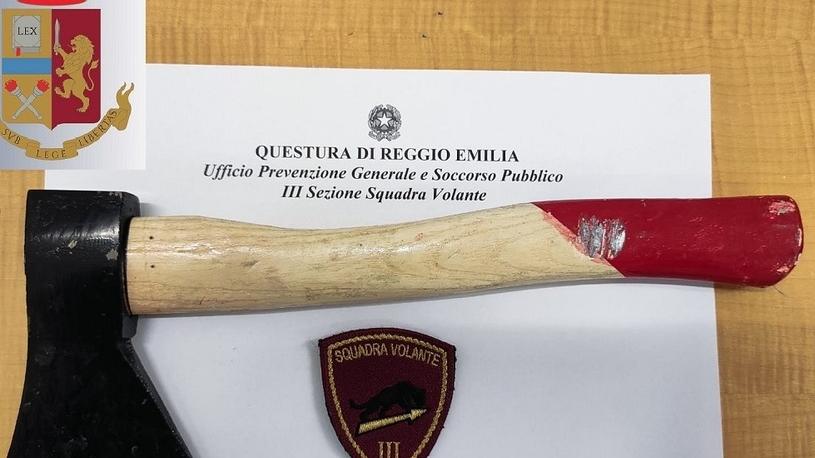 Con l’accetta in questura, denunciato un 31enne<br type="_moz" />