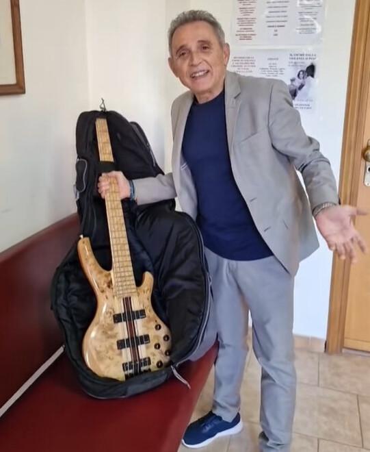 Tore Fazzi recupera il suo basso artigianale nella caserma dell’Arma di Ascoli Satriano guidata da un comandante di origine sarda