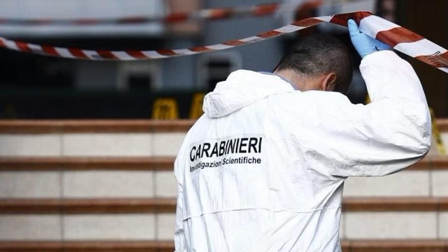 Lite con i genitori: afferra il coltello, uccide il padre e ferisce la madre