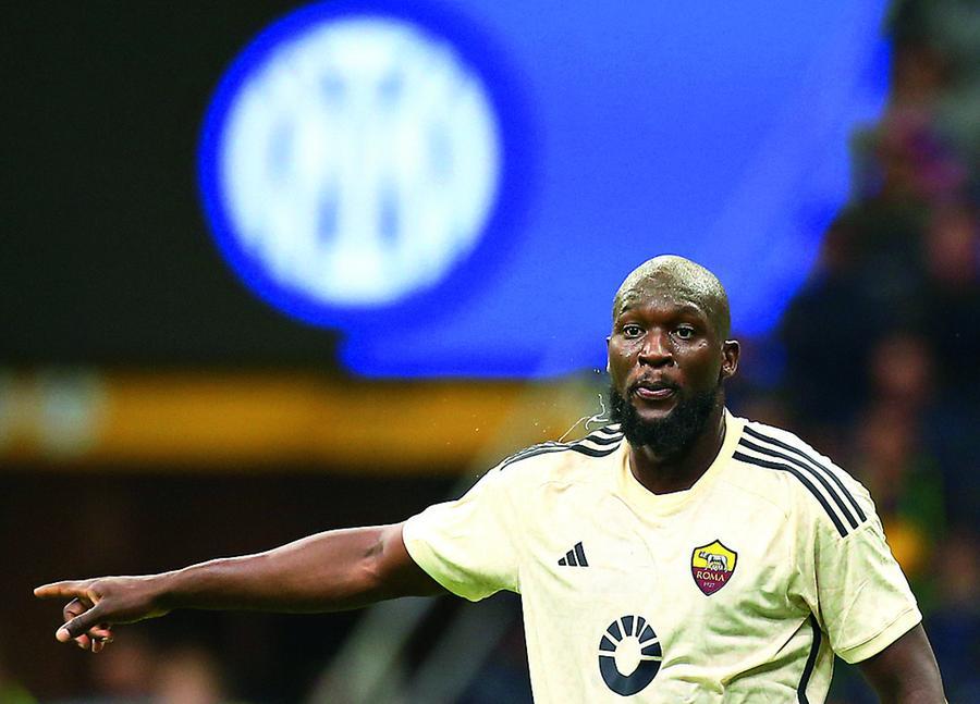 Lukaku, da idolo a nemico pubblico. Travolto dai fischi dei tifosi traditi: «Ma un pallone datemelo»