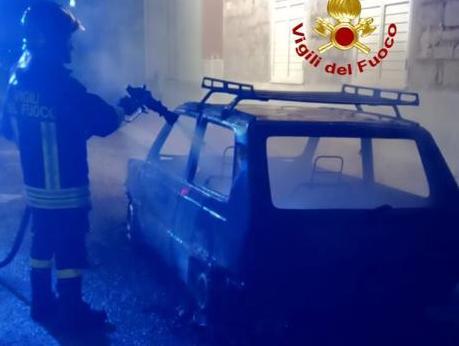 Macomer, auto distrutta dalle fiamme in via Sassari