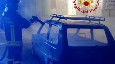 Macomer, auto distrutta dalle fiamme in via Sassari