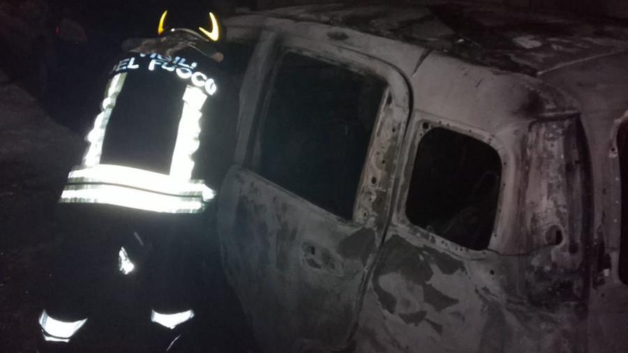 Bosa, allarme in via Gallura: auto avvolta dalle fiamme