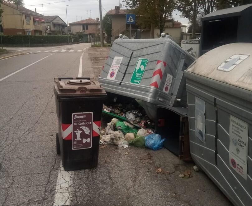 Corlo, bidone rovesciato e rifiuti a terra: «Il sabato notte per noi è un incubo»