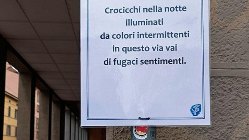 Pistoia, alle fermate del bus spuntano i cartelli colorati con le poesie. Ecco chi è l’autore: «Una volta mi denunciarono»