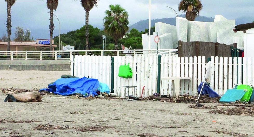 Massa, ucciso in spiaggia a 51 anni: chi voleva trovarlo sapeva dove andare. Il rifugio sul litorale