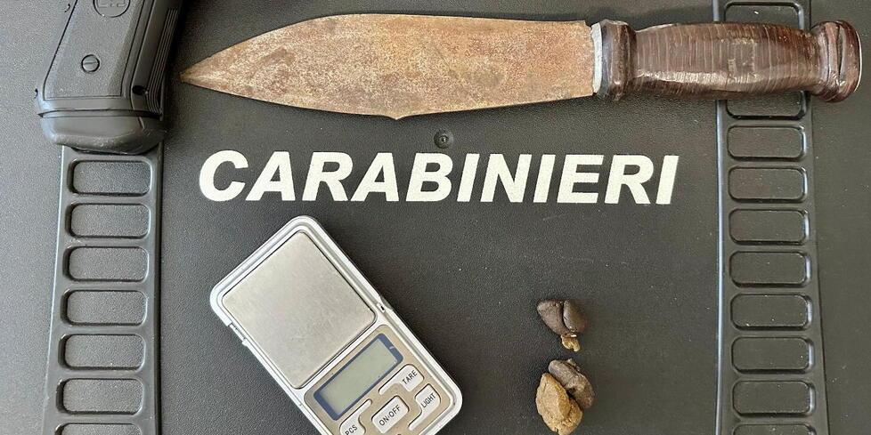 Cecina, arrestato a 17 anni per spaccio: in casa aveva l’hashish e un’agenda con la lista dei clienti