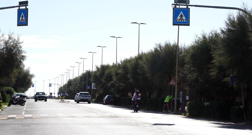 Livorno, sul viale Italia carreggiata più stretta. Arriva il corridoio per lo sportello<br>
