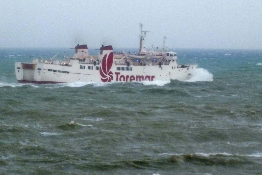
	Un traghetto affronta il mare in burrasca (foto d'archivio di Paolo Barlettani)

