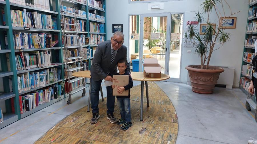 
	Il piccolo&nbsp;Mattia Mehdihoxha premiato dall'assessore Forastiero

