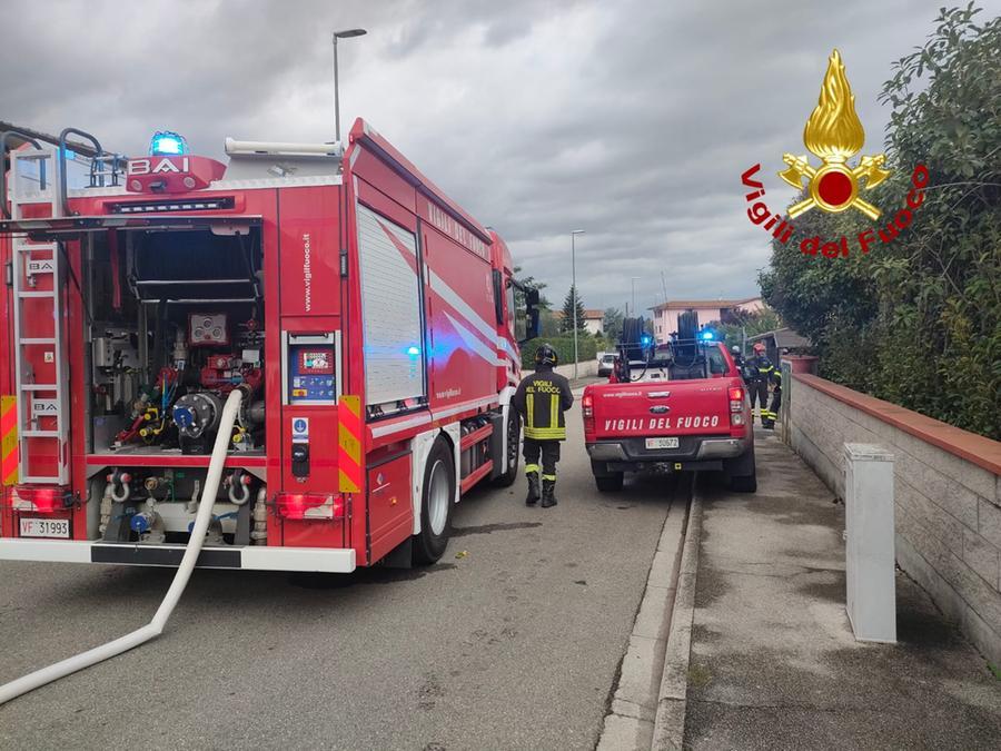 Castelfranco, esplode la bombola Gpl e un garage va a fuoco. Evacuati i vicini di casa